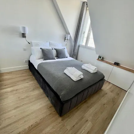 5 Stars 2-br In Center , Air Conditioner , Elevator Apartment *